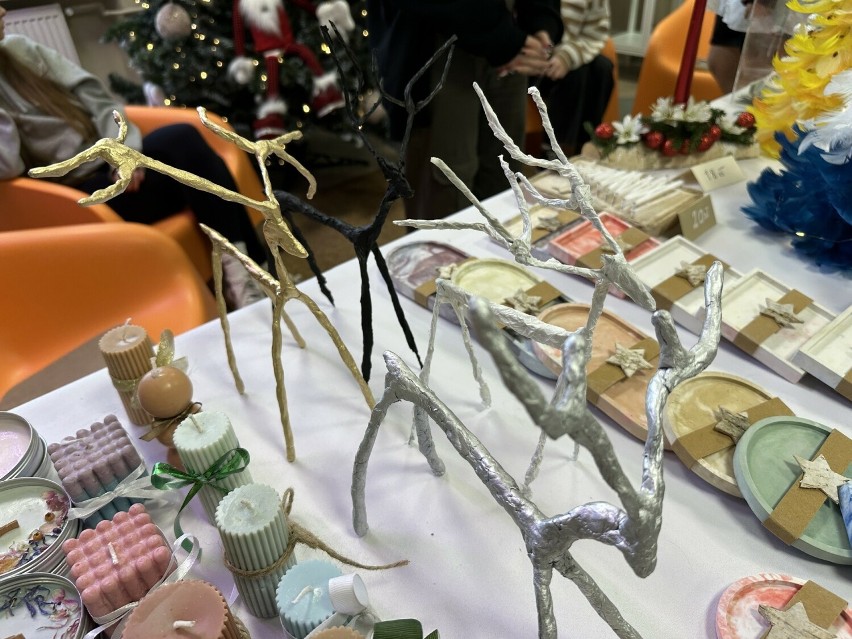 Oryginalne i modne stroiki na kiermaszu bożonarodzeniowym w sandomierskim "Rolniku". Akcja ma szczytny cel. Zobacz zdjęcia