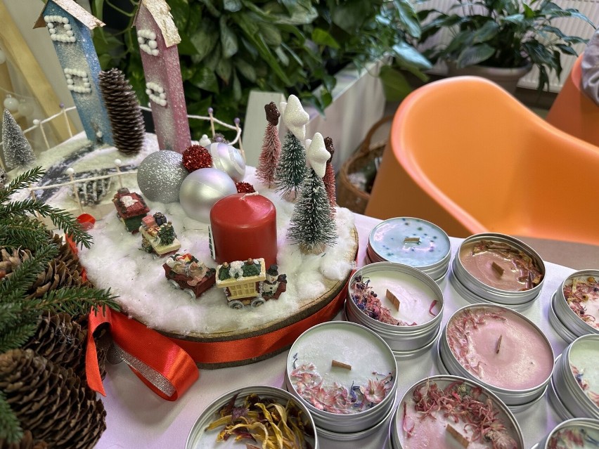 Oryginalne i modne stroiki na kiermaszu bożonarodzeniowym w sandomierskim "Rolniku". Akcja ma szczytny cel. Zobacz zdjęcia