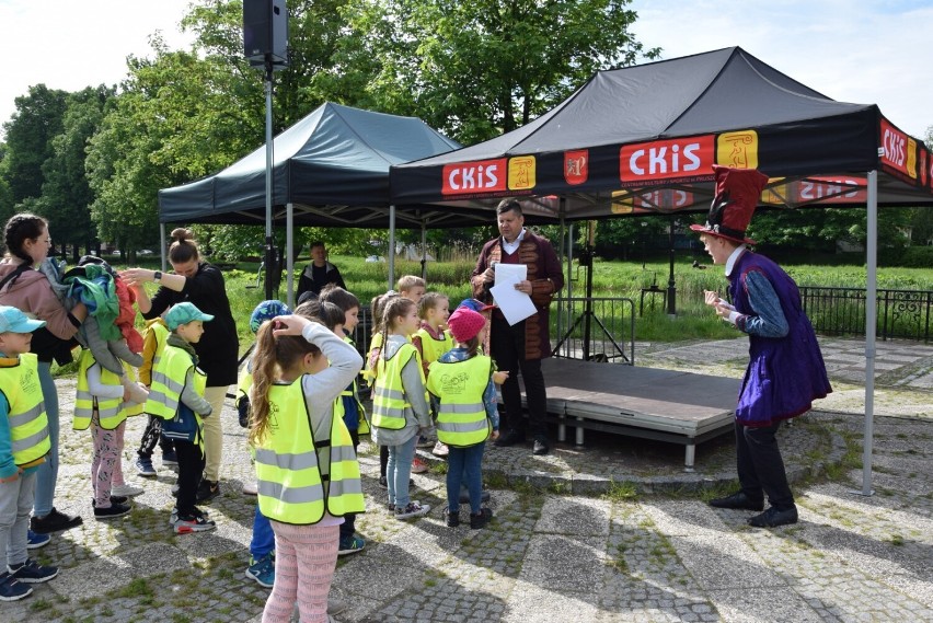 Dzień Dziecka w Pruszczu Gdańskim. Przedszkolaki w grze terenowej ratowały bohaterów bajek |ZDJĘCIA