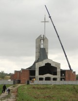 Lublin: Zamontowali krzyż na kościele: 14,5 m wysokości, waga 2,5 tony (wideo)