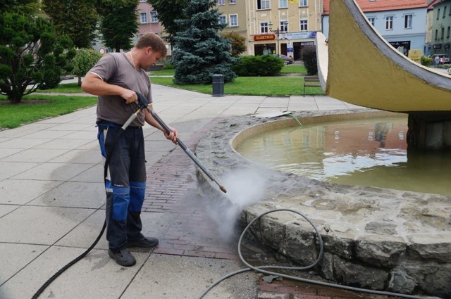 Pracownicy SKM czyścili fontannę na wodzisławskim rynku