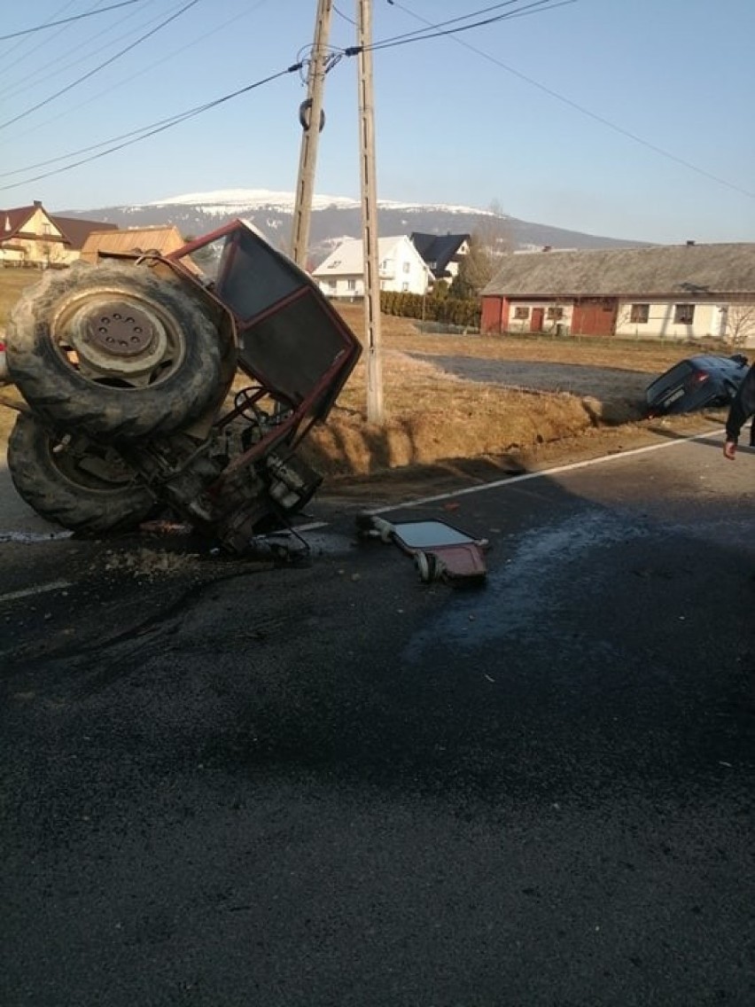 Lipnica Wielka. Groźny wypadek na Orawie. Ciągnik dosłownie pękł na pół [ZDJĘCIA]