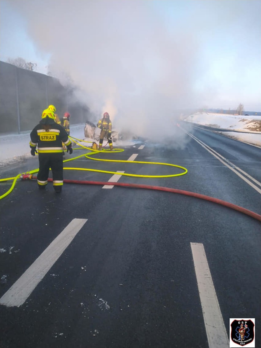 Gmina Gniezno. Poranny pożar auta na drodze krajowej nr 15