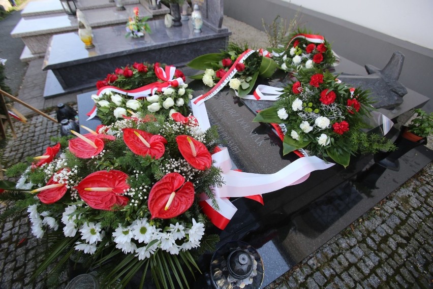 Kwiaty na grobie posła Grzegorza Dolniaka w Będzinie Zobacz...