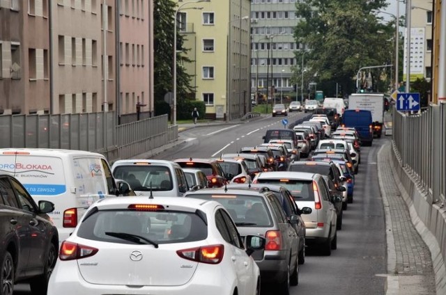 W piątek władze miasta i przedstawiciele warszawskiej firmy Sprint, podpisali umowę na budowę systemu ITS. - Wprowadzi on nasze miasto w XXI wiek jeśli chodzi o komunikację, ale przede wszystkim ułatwi poruszanie się po mieście i zwiększy bezpieczeństwo - zapewniał Arkadiusz Wiśniewski, prezydent Opola.