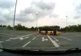 Rajd autobusu po parkingu Auchan. Zobacz wideo!