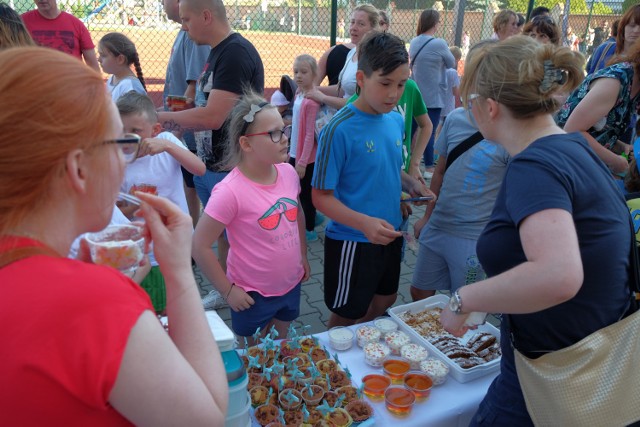 W czwartek przy Szkole Podstawowej nr 4 w Przemyślu, odbył się VI Piknik Rodzinny. 

Imprezie przyświecało hasło „Rodzina to najlepsza drużyna”. Organizatorzy  zadbali, aby nikt z przybyłych gości ani przez chwilkę się nie nudził. Były służby mundurowe, koncert talentów, turniej szachowy, rozgrywki sportowe, konkursy, dmuchane zamki, rzuty do celu, malowanie twarzy i paznokci, przejażdżki konne, zdjęcia na ściance i kolorowe kiermasze.

Zobacz także: Noc Muzeów 2017 w Przemyślu
