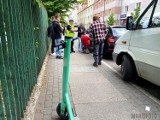 Opole. Policjanci wyjaśniają przyczyny kolizji hulajnogi z samochodowymi drzwiami na ul. Kołłątaja 
