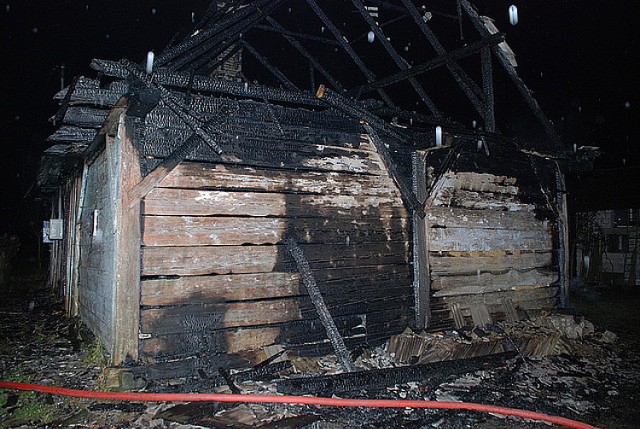 Spalony dom po pożarze w Wyszatycach k. Przemyśla. Nie udało się uratować 63-latka.