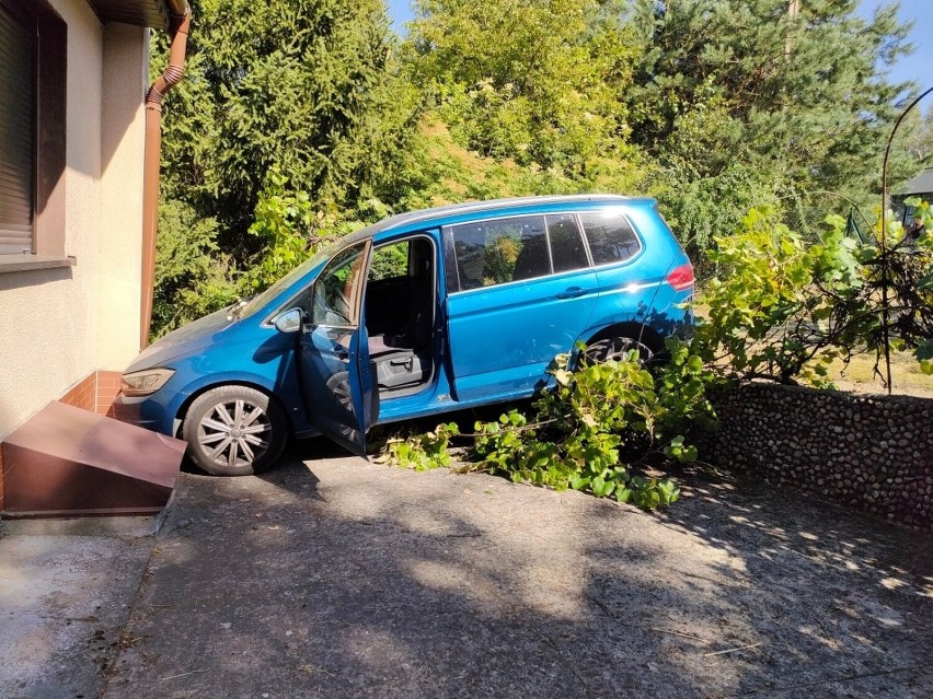 W Boszkowie samochód zaparkował w domu. Pasażerką była 89-letnia kobieta ZDJĘCIA