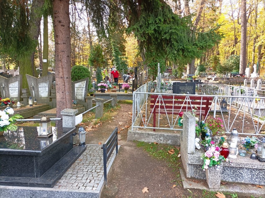 Na cmentarzach w Jeleniej Górze czasami trudno odnaleźć...