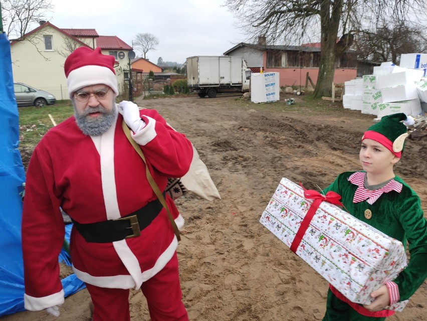 Dobroczynny wóz Irka dotarł do pogorzelców z Kóz w gminie Czarna Dąbrówka. Był też św. Mikołaj