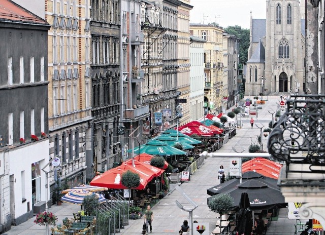 Mariacka w Katowicach - kilkaset metrów deptaka i 12 lokali - w weekendy tysiące ludzi