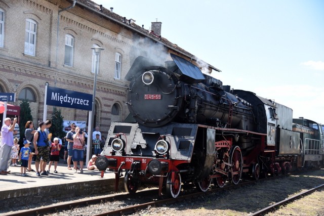 Na torach stacji Międzyrzecz można było podziwiać m.in. lokomotywe serii Ol49 z wolsztyńskiej parowozowni, czy lokomotywę BR285 należąca do LOTOS KOLEJ.