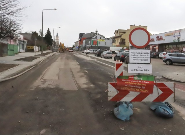 Zima nie wstrzymuje prac kanalizacyjnych na odcinku ulicy Słowackiego w Radomiu. Kierowcy muszą korzystać z objazdów.