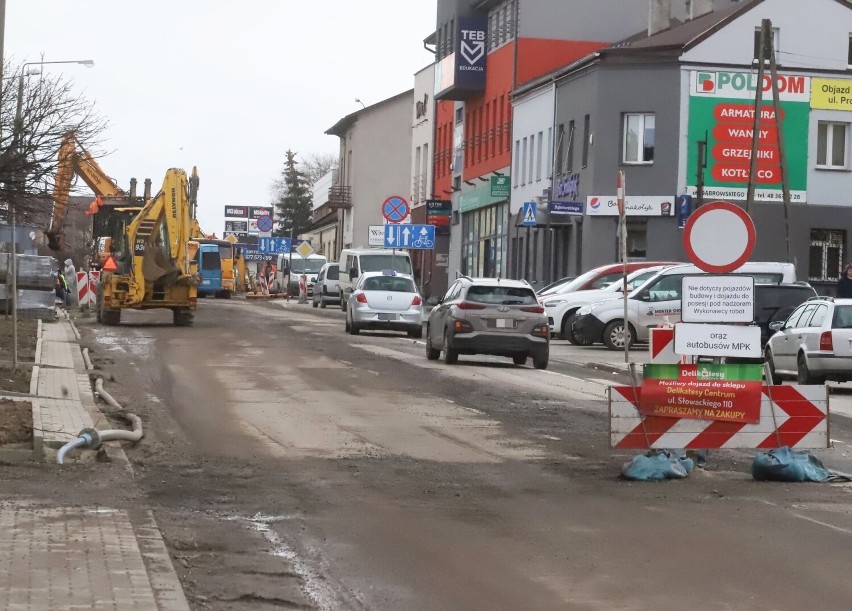 Trwają roboty kanalizacyjne na ulicy Słowackiego w Radomiu. Wielu kierowców łamie przepisy, ignorując znaki o zakazie wjazdu