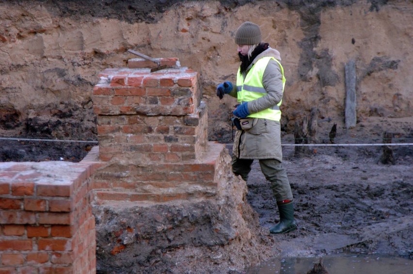 Słupsk: Prace archeologiczne prowadzone są przy ul. Niedziałkowskiego. Znaleziono ludzkie szczątki