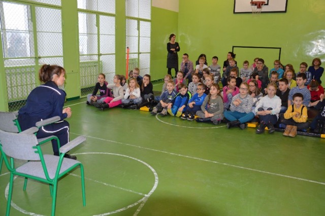 Szkoła Podstawowa w Oleśnicy: Policja uczyła dzieci, jak bezpiecznie spędzić ferie