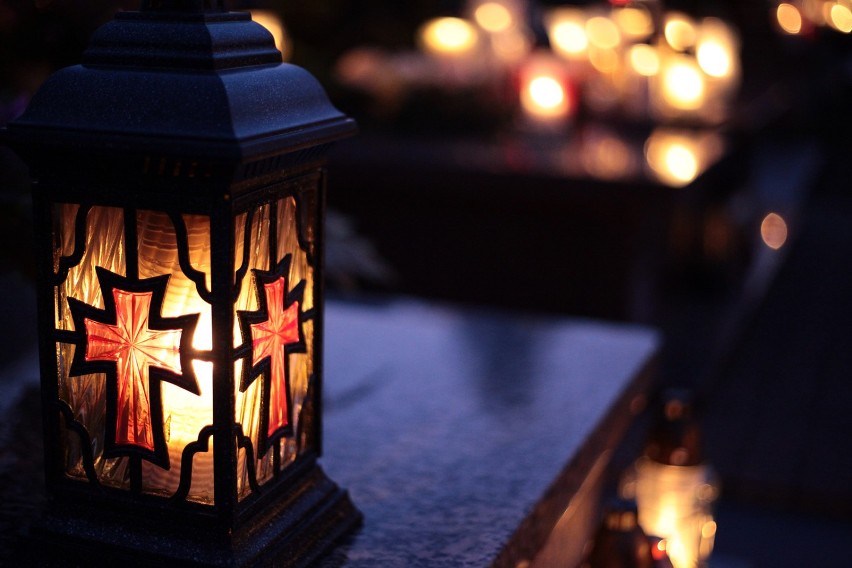 Dzień Wszystkich Świętych 2015: cmentarz komunalny wieczorem [ZDJĘCIA]