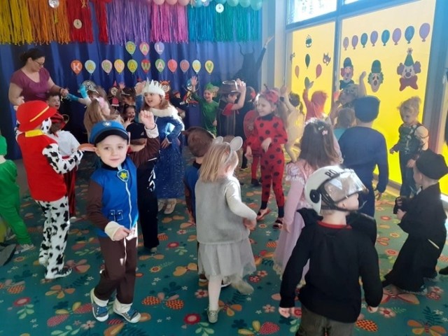 Bal karnawałowy w Przedszkolu Magical World w Jędrzejowie. Na zabawę przybyły księżniczki, policjanci i superbohaterowie.