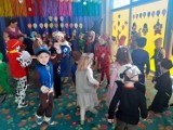 Bal karnawałowy w Przedszkolu Magical World w Jędrzejowie. Na zabawę przybyły księżniczki, policjanci i superbohaterowie (ZDJĘCIA)