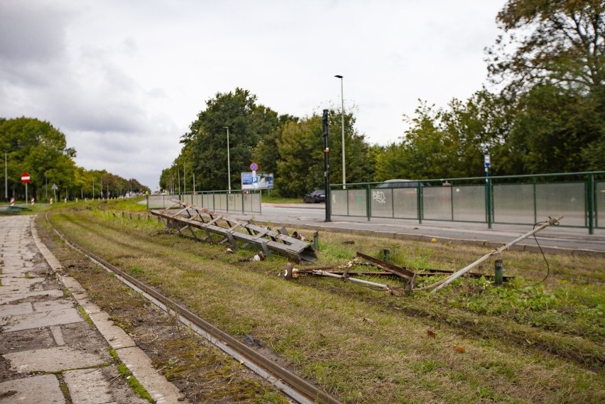 Kraków. Trwa remont torowiska przy ul. Ptaszyckiego w Nowej Hucie. Z powodu utrudnień tworzą się korki [ZDJĘCIA]