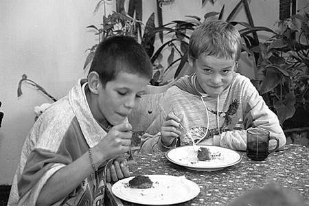Darmowe posiłki serwowane są w szkołach, w żłobkach i przedszkolach.