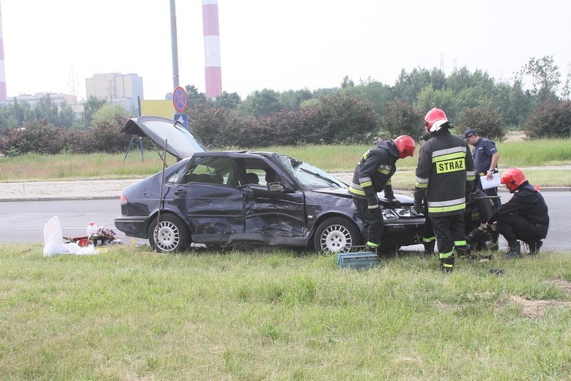 Łódź: dachowanie na rondzie Sybiraków. Dwie osoby w...