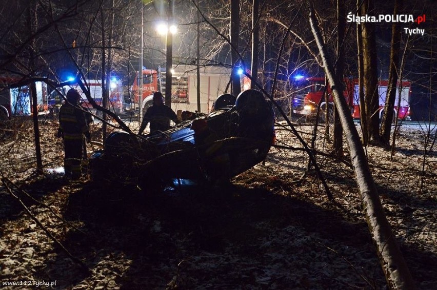 Tychy. Samochód dachował na ul. Katowickiej [ZDJĘCIA]. Kierowca był kompletnie pijany