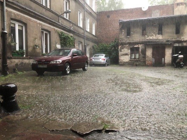 Gwałtowna ulewa w Łodzi. Na to zapowiadało się już od jakiegoś czasu, w środę, 17 czerwca, nad Łodzią miało miejsce prawdziwe oberwanie chmury. Ulewny deszcz zalał ulice. Zobaczcie zdjęcia.