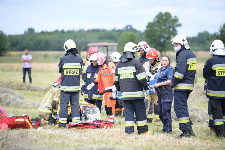 Tragiczny wypadek w Starokrzepicach. 43-latek stracił rękę podczas prac na polu ZDJĘCIA