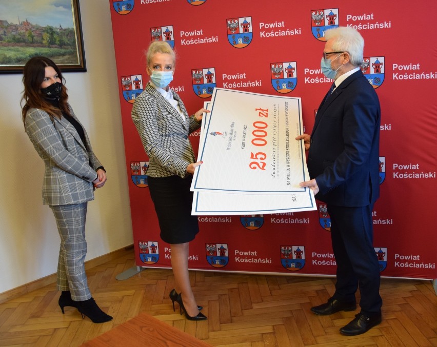 Czeki na naukę dla maturzystów na kwotę 25 tysięcy złotych