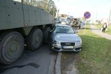 Poznań: Zderzenie Rosomaka z Audi na rondzie Obornickim [ZDJĘCIA, WIDEO]