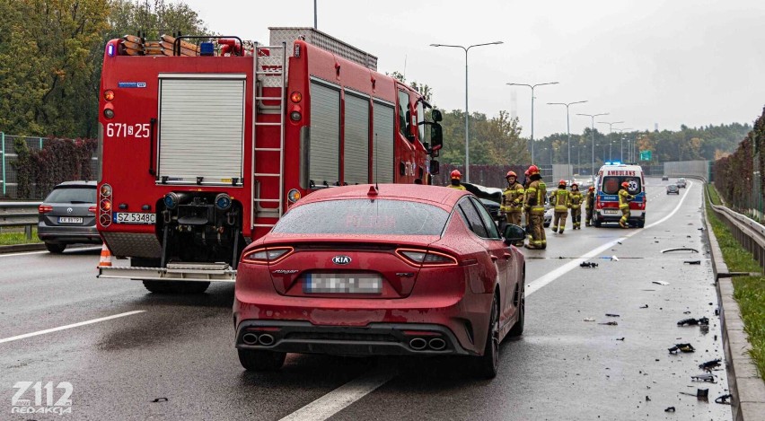 Poważne zderzenie dwóch osobówek na DTŚ. Utrudnienia, objazdy, policjanci kierujący ruchem. ZDJĘCIA z miejsca zdarzenia