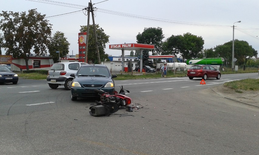 Motorowerzysta trafił do szpitala po zderzeniu z osobówką