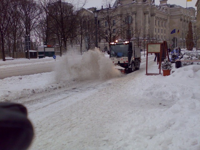 Berlin też walczy z zimą. Fot. Ireneusz Mosiczuk