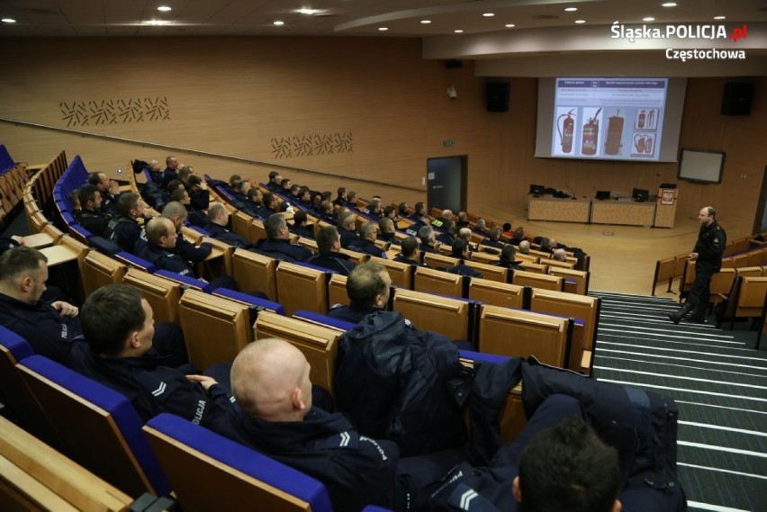 Policjanci jak strażacy, ćwiczyli gaszenie pożarów ZDJĘCIA