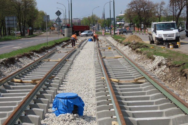 W Dąbrowie Górniczej trwa budowa nowego torowiska tramwajowego oraz przebudowa układu komunikacyjnego

Zobacz kolejne zdjęcia/plansze. Przesuwaj zdjęcia w prawo - naciśnij strzałkę lub przycisk NASTĘPNE