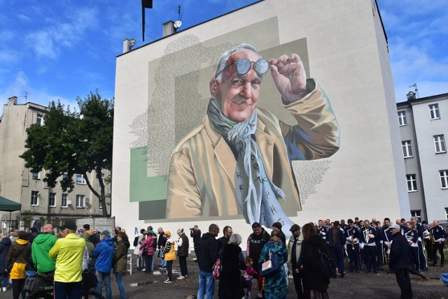 Wspaniały mural, przedstawiający Jacka Cygana, doczekał się swojego oficjalnego odsłonięcia w obecności przedstawionego na nim artysty. Zobacz kolejne zdjęcia. Przesuwaj zdjęcia w prawo - naciśnij strzałkę lub przycisk NASTĘPNE