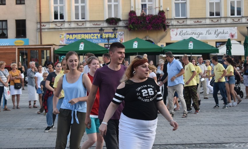 Rynek w Oświęcimiu zawirował z tancerzami podczas święta patrona