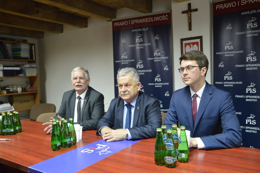Na zdjęciu (od prawej) posłowie PiS z naszego regionu: Piotr...