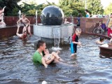 Kąpiel w fontannie jest niebezpieczna, a w upały fontanna na deptaku w Pile jest oblegana