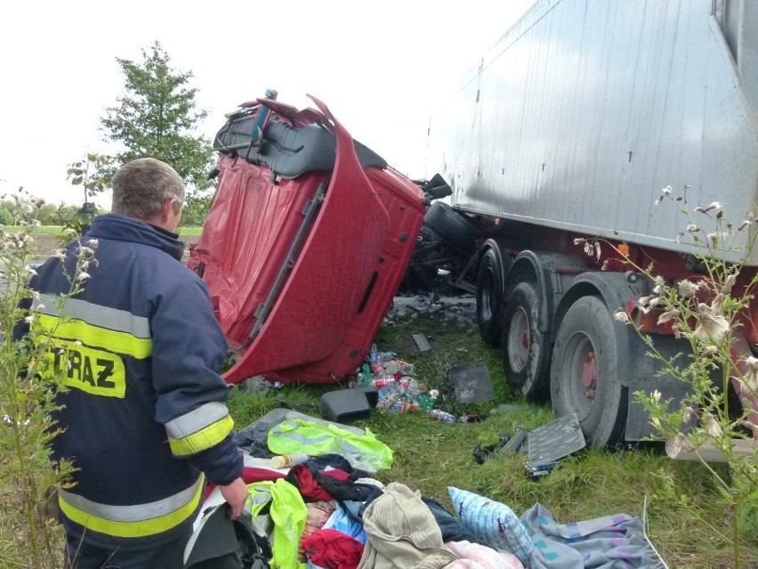 Wypadek w Podlesiu. Zderzenie czołowe dwóch tirów. Droga 483...