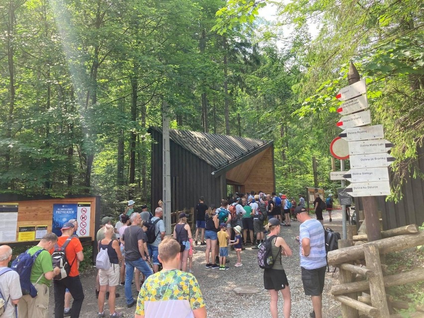 Tatry. Wakacje w górach rozpoczęły się na całego. Przed wejściami na szlaki tworzą się długie kolejki