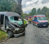 Groźny wypadek w Dzierzgoniu. Kierowca auta dostawczego wjechał w ciężarówkę. Przyleciał śmigłowiec LPR