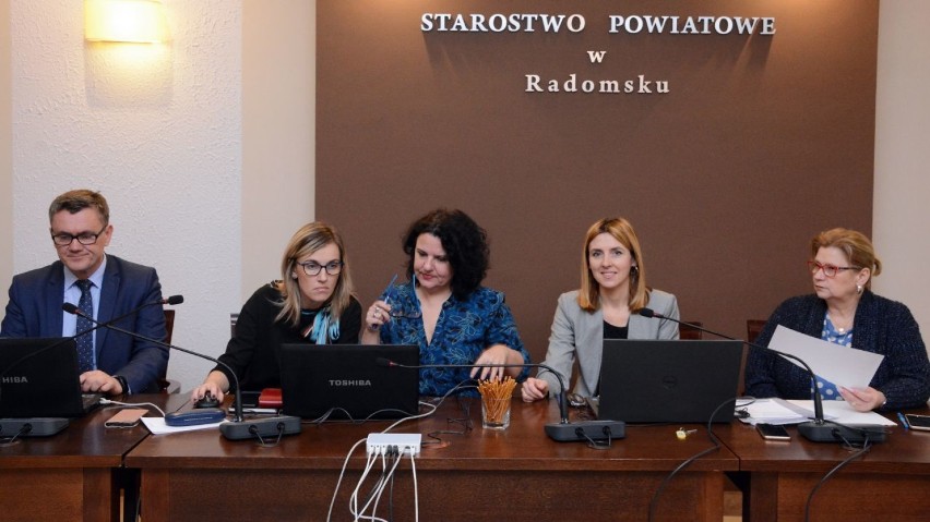 Radomsko: Dyrektorzy szkół i urzędnicy szkolą się w starostwie