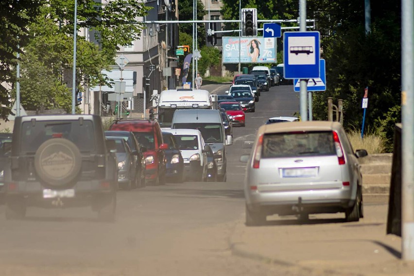 Wałbrzych: Remont ulicy 1 Maja na Sobięcinie. Kończy się cierpliwość kierowców i mieszkańców.