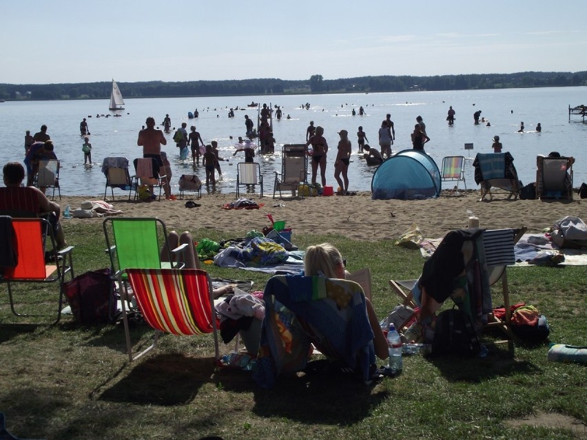 Biblioteka na plaży, czyli Zbąszyń czyta nad jeziorem