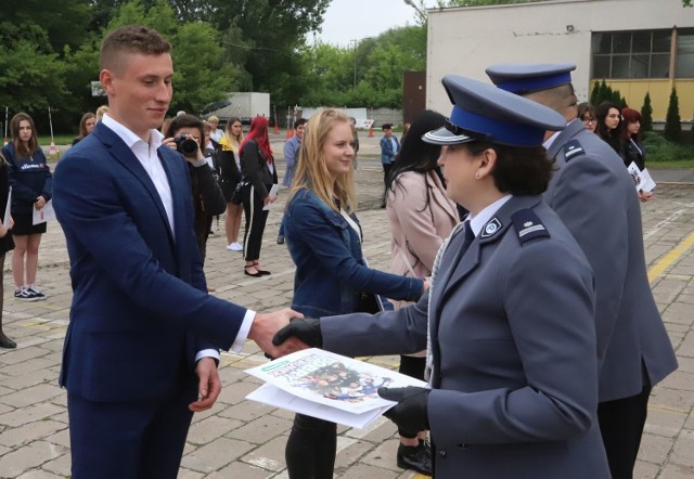 Uczniom edukacji policyjnej w szkołach ZDZ w Radomiu zostały wręczone certyfikaty.