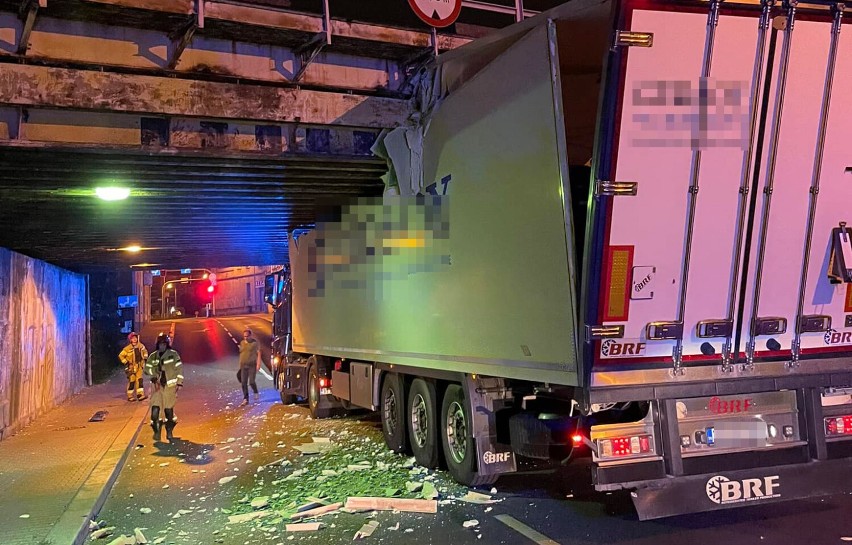 W Katowicach TIR widowiskowo wbił się pod wiadukt - ZDJĘCIA. Kierowca z Turcji  rozwalił cały dach szoferki i pół paki. Trafił do szpitala